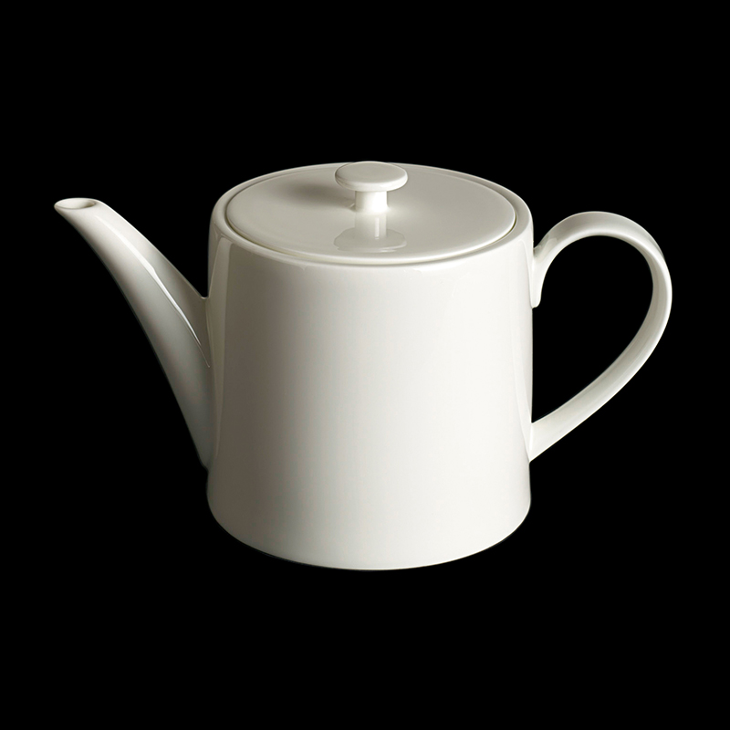Die Abbildung zeigt eine zylindrische Teekanne aus weißem Fine Bone China mit einem Fassungsvermögen von 1,3 Litern. Sie hat eine schlichte, elegante Form mit einem Henkel und einem langen Ausguss.