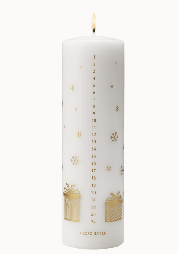 Hier sieht man die CC 2025 Kalenderkerze aus Paraffin mit Goldakzenten. Diese Kerze eignet sich perfekt für die Adventszeit.
