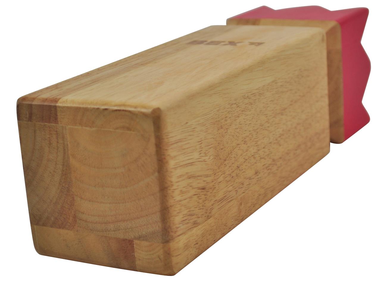 Das Bild zeigt den "Kubb Pro Rubberwood Red King", ein rechteckiges Holzobjekt mit rot gefärbter Krone. Es besteht aus hellem Gummibaumholz und hat eine glatte Oberfläche.