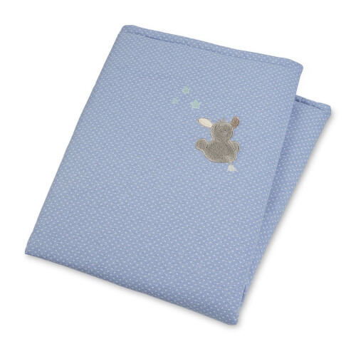 Auf dem Bild ist eine gefaltete, hellblaue Decke mit kleinen weißen Punkten zu sehen. Auf der Decke ist ein niedlicher Hase und ein paar kleine Sterne aufgestickt.