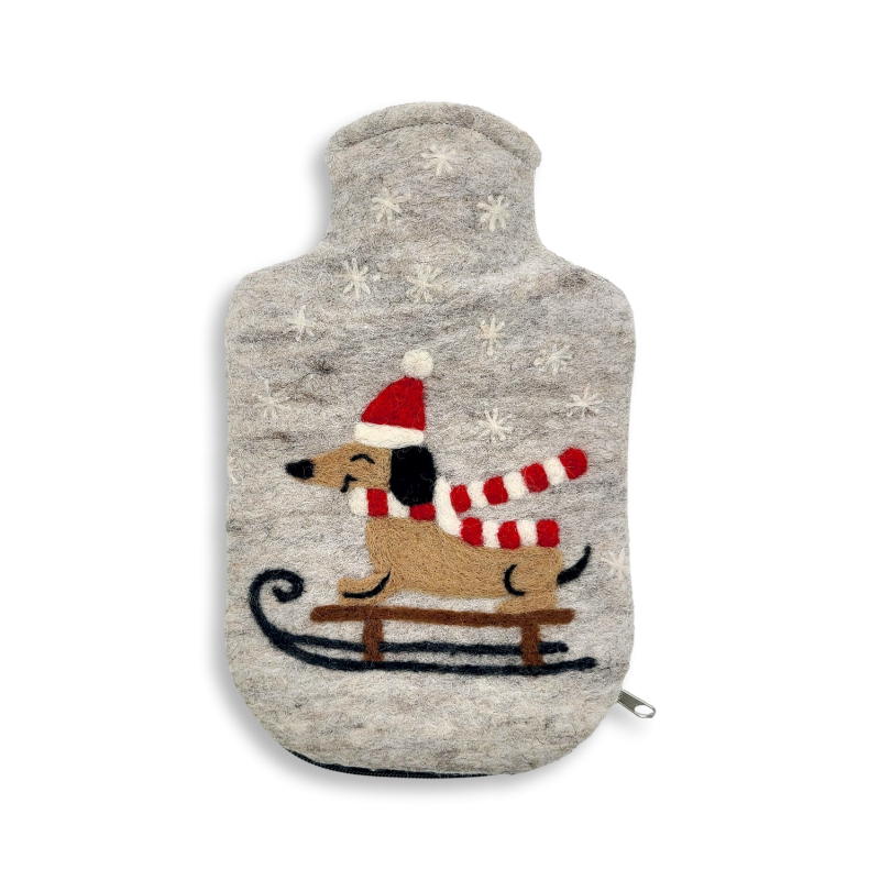 Dieses Produkt ist eine hellgraue Wärmflaschenhülle Winter-Dackel für 0,8 Liter. Ein Dackel-Motiv schmückt den Bezug und bringt Winterstimmung.