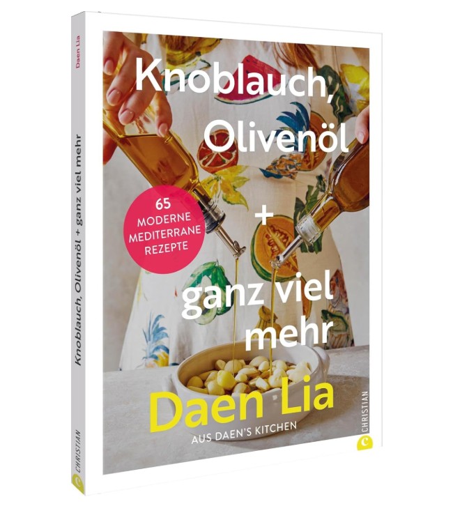 Das Buch 'Knoblauch, Olivenöl + ganz viel mehr' ist auf dem Foto zu sehen. Es enthält zahlreiche Rezepte rund um Knoblauch und Olivenöl.