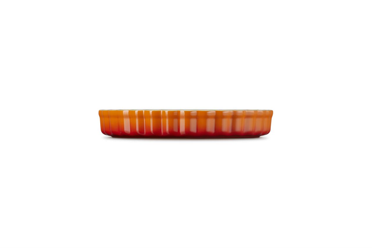 Die Abbildung zeigt eine Tarteform mit einem Durchmesser von 24 cm in der Farbe Ofenrot. Die Form hat einen geriffelten Rand und ist aus Keramik gefertigt.
