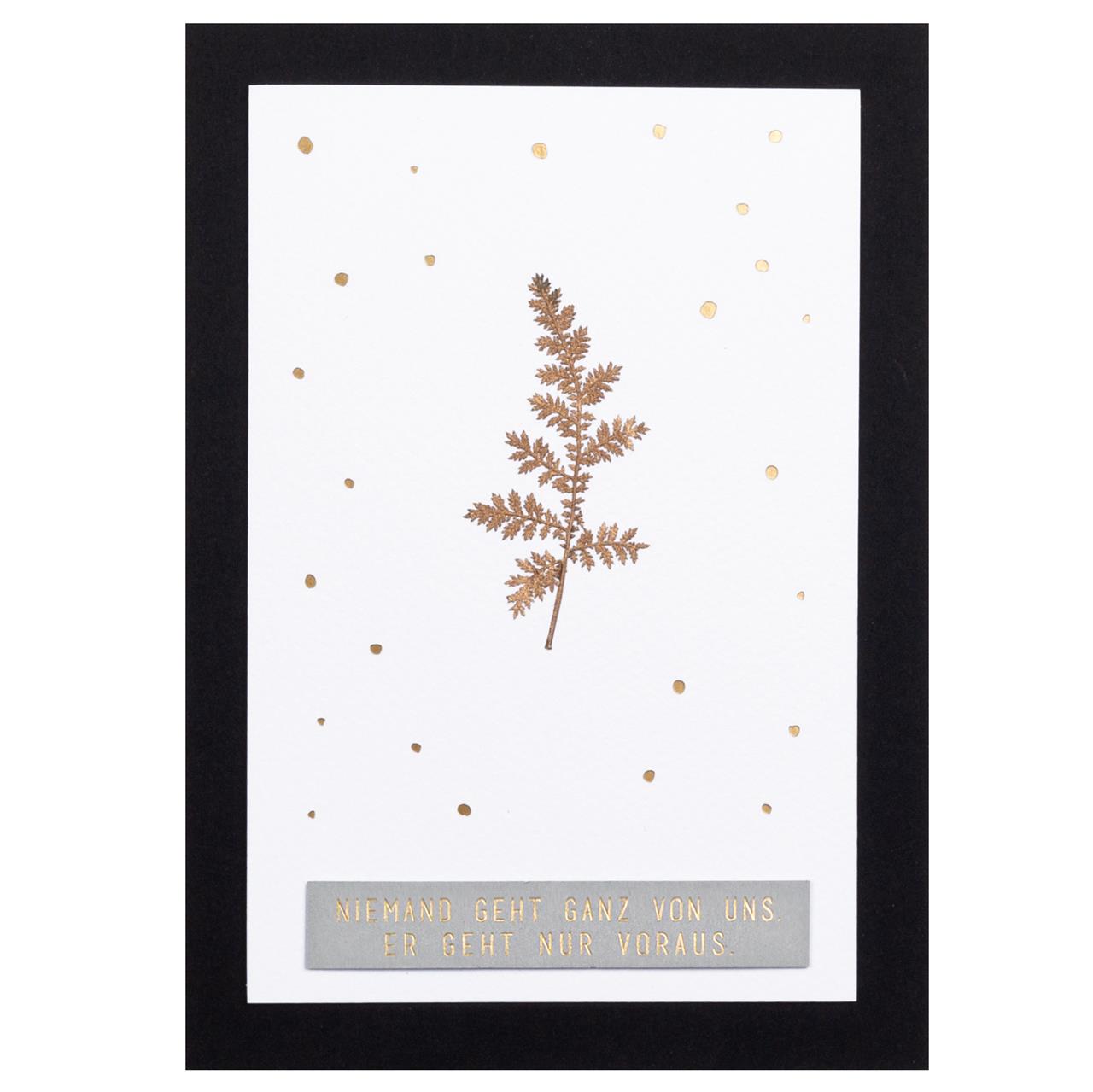 Die Karte zeigt einen goldenen Farnzweig auf weißem Hintergrund mit goldenen Punkten. Unten steht in goldener Schrift: „Niemand geht ganz von uns. Er geht nur voraus.“
