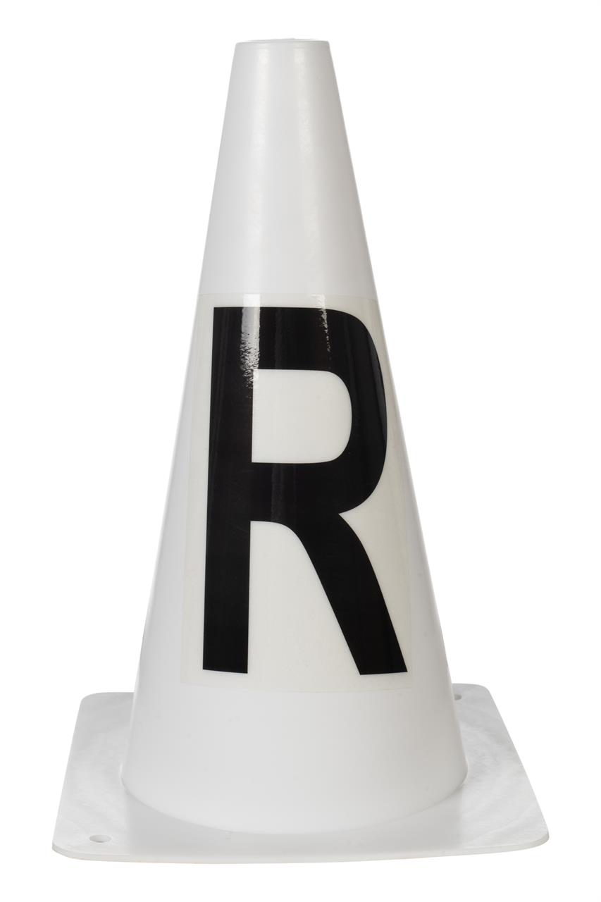 Das Bild zeigt einen weißen Kegel mit einem großen schwarzen Buchstaben "R" darauf. Es handelt sich um einen Bahnpylon für Dressur oder Hobby Horsing.