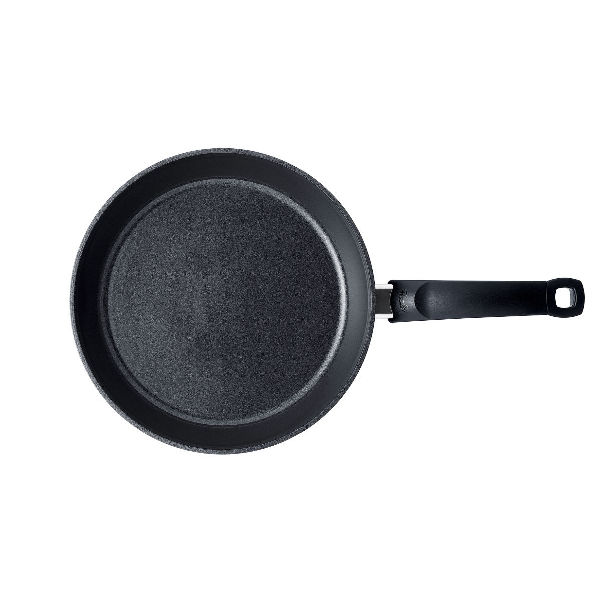 Das Foto zeigt eine schwarze Pfanne von oben. Die Pfanne ist rund und hat einen Griff.
