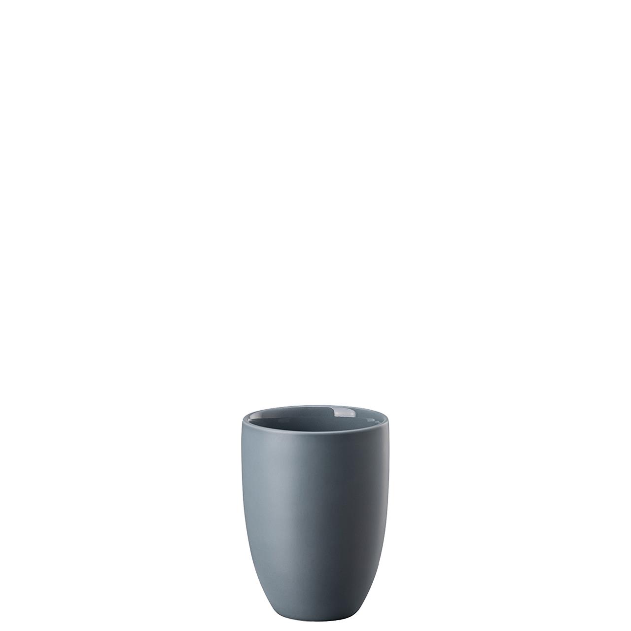 Das Bild zeigt einen doppelwandigen Becher in der Farbe Comfort Blue. Der Becher hat ein Fassungsvermögen von 0,30 Litern und ein schlichtes, modernes Design.