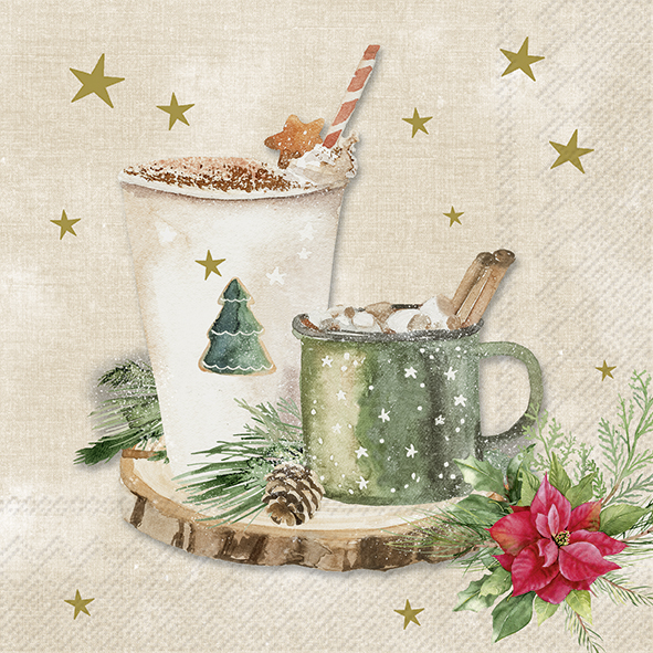 Auf dem Bild sind zwei festliche Getränke zu sehen, ein Becher mit einem Weihnachtsbaum und eine grüne Tasse mit Marshmallows und Zimtstangen. Die Szene ist mit Tannenzweigen, einem Zapfen, einem Weihnachtsstern und goldenen Sternen verziert.