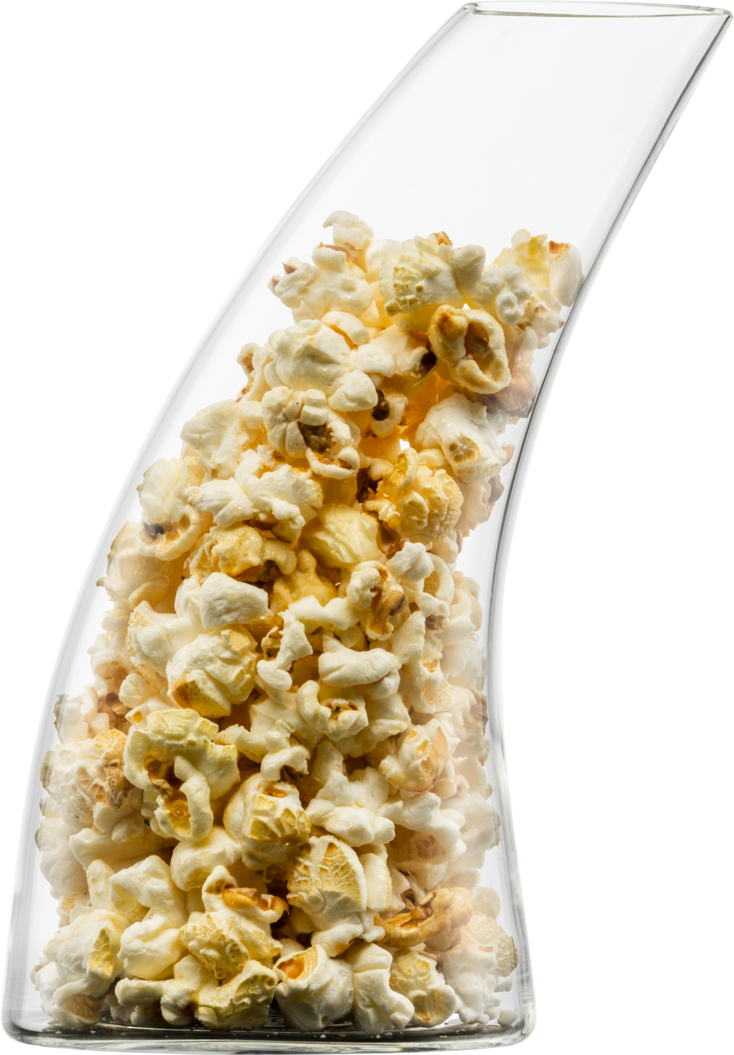 In einem schrägen Glasbehälter ist Popcorn gefüllt. Das Popcorn sieht frisch und lecker aus.