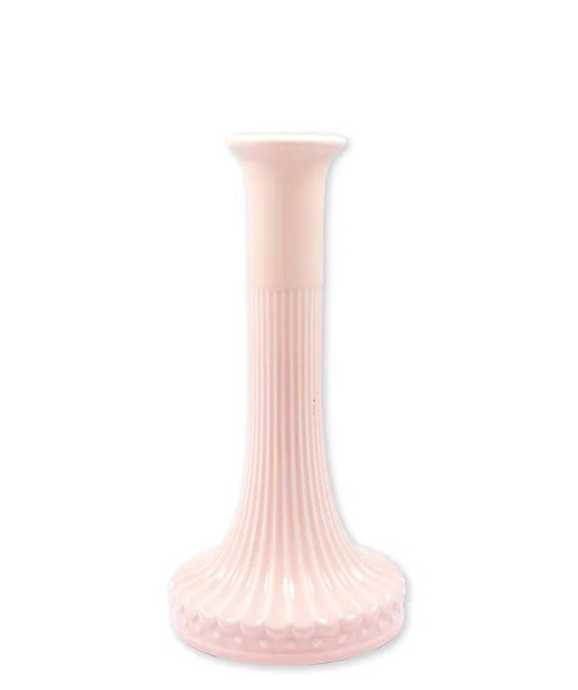 Der Kerzenhalter Alice in blassem Rosa und großer Größe ist abgebildet. Dieses Produkt bringt einen Hauch von Farbe in Ihr Zuhause.