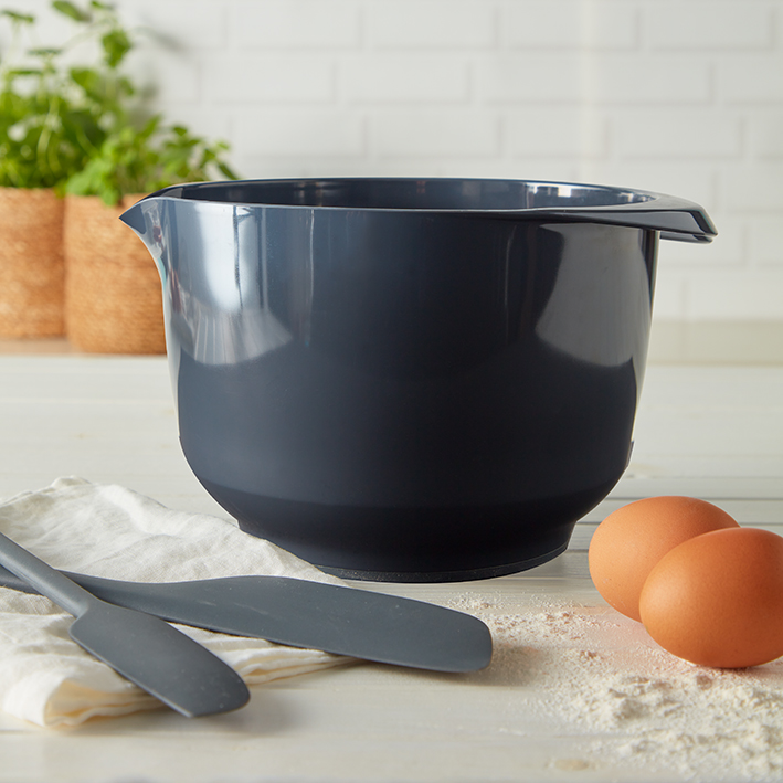 Rühr- & Servierschüssel Colour Bowl 2.0 in Cool Grey ist zu sehen. Die Schüssel eignet sich hervorragend zum Mischen und Servieren.