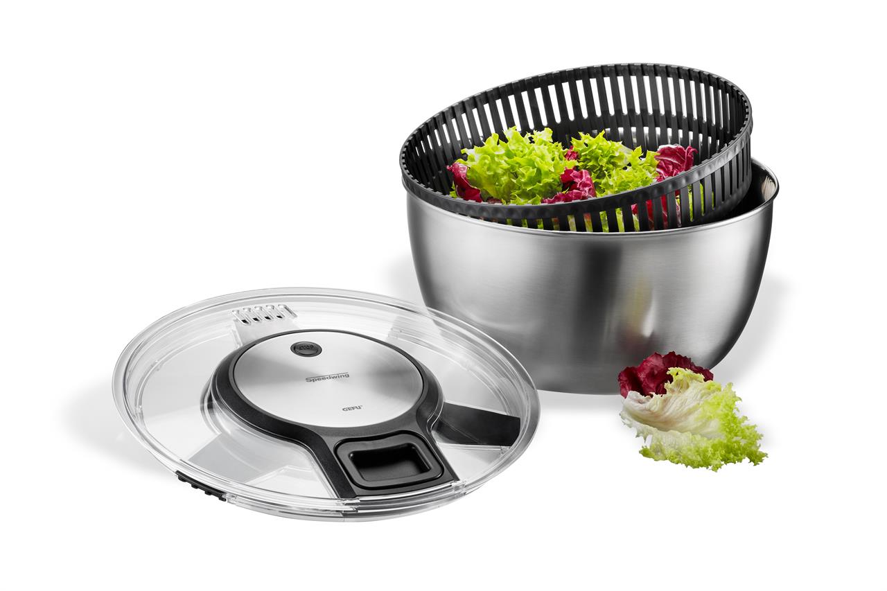 Die Abbildung zeigt die Salatschleuder SPEEDWING® aus Edelstahl mit Deckel und Einsatz. Im Einsatz befindet sich frischer, bunter Salat.