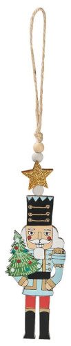 Auf dem Bild ist eine Weihnachtsbaumanhänger in Form eines Nussknackers zu sehen, der einen Tannenbaum hält. Über dem Nussknacker befindet sich ein goldener Stern und eine Aufhängeschnur mit Perlen.