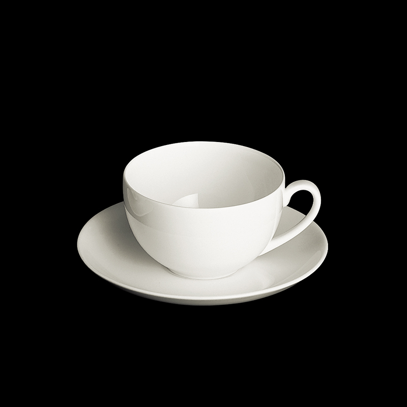 Auf dem Bild ist eine weiße Tasse mit Untertasse aus Fine Bone China zu sehen. Es handelt sich um das Modell "Untertasse 0,20 l / 0,25 l Classic Weiss".