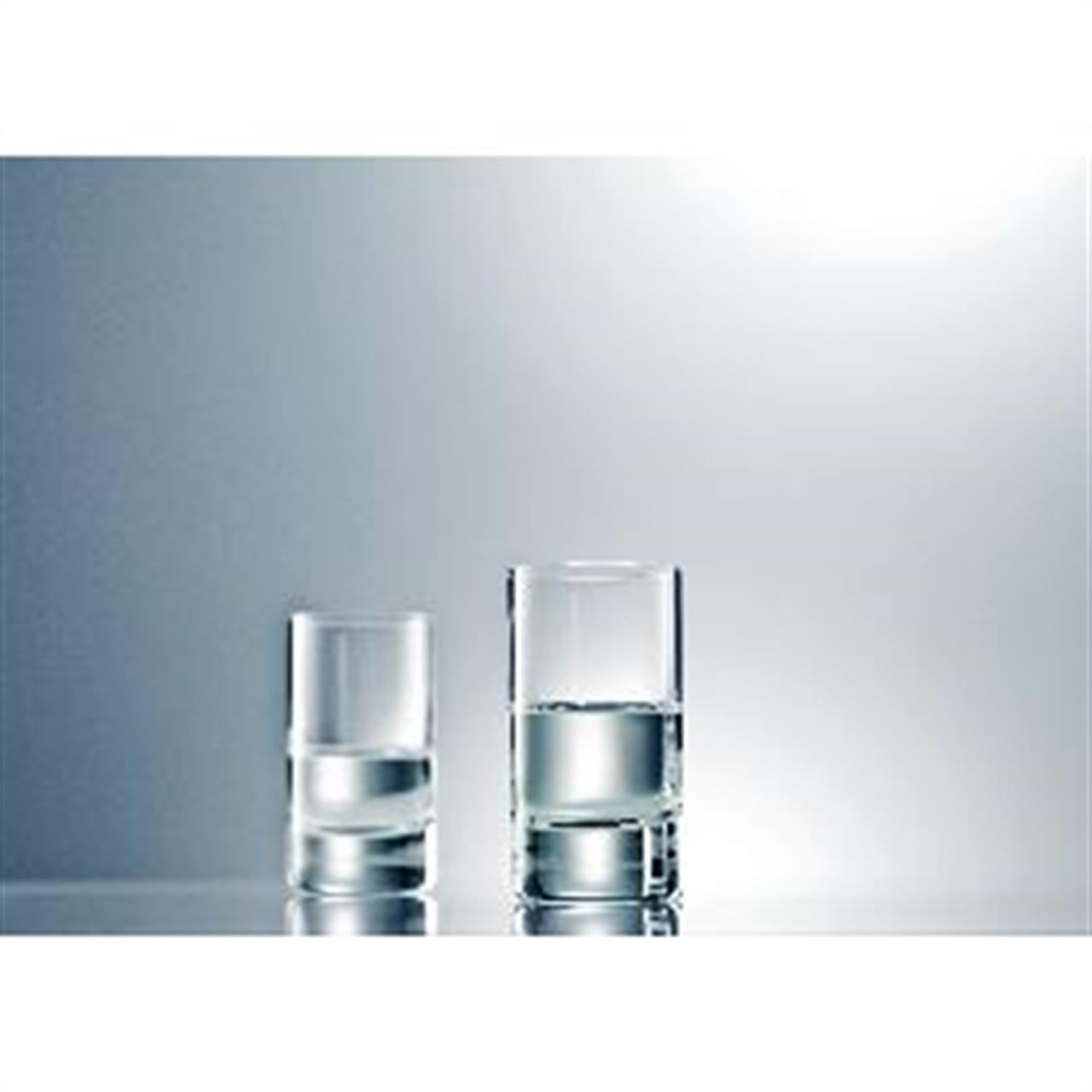 Auf dem Bild sind zwei Schnapsgläser mit klarer Flüssigkeit zu sehen. Es handelt sich um das Produkt "Schnaps 35, 50 ml, Tavoro".