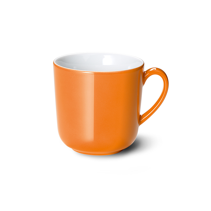 Auf dem Bild ist ein Becher mit Henkel in der Farbe Orange zu sehen. Der Becher hat ein Fassungsvermögen von 0,32 Litern und eine schlichte, einfarbige Gestaltung.