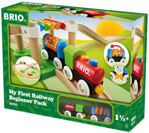 Auf dem Bild ist eine Spielzeugeisenbahn von BRIO im Set "My First Railway Beginner Pack" zu sehen. Die Verpackung zeigt eine bunte Holzeisenbahn für Kinder ab 1,5 Jahren.