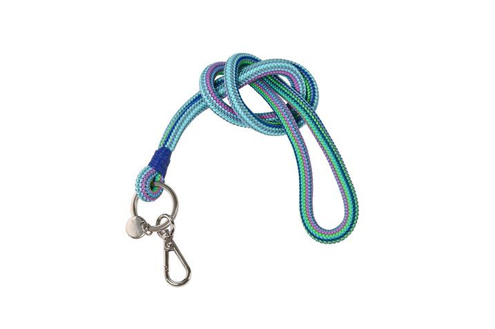 Das Bild zeigt einen Metropolitian Lanyard in rainbow blau/silber. Das Band wirkt stylisch und bunt.