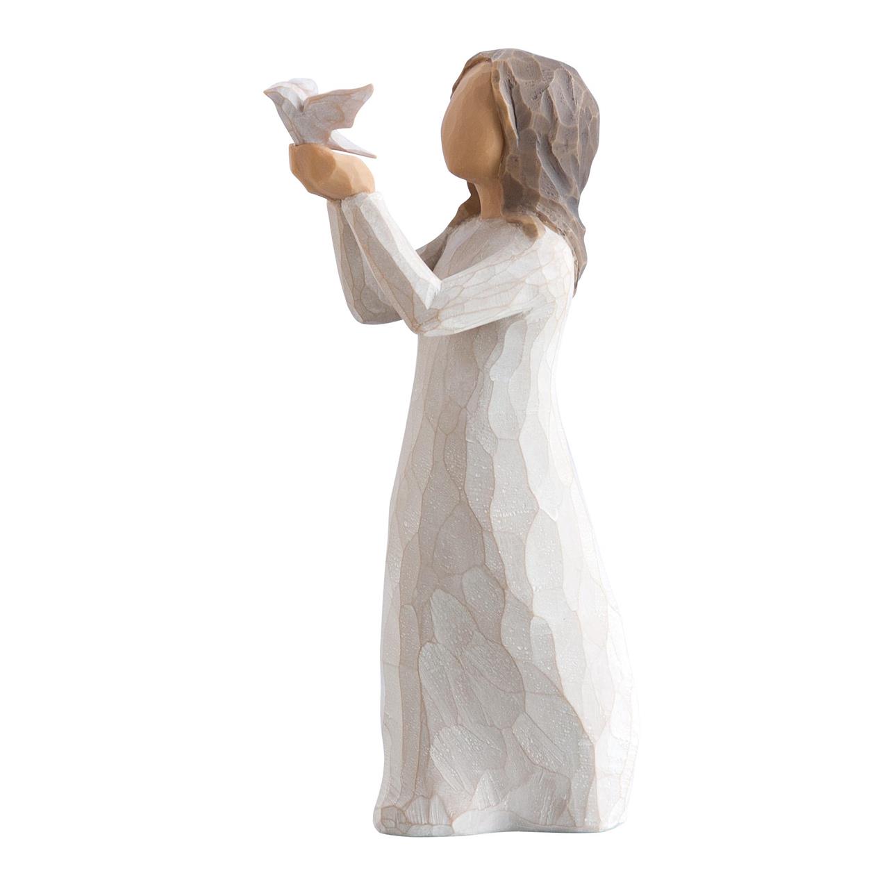 Die Figur zeigt eine Frau im langen Kleid, die einen Vogel in ihren Händen hält. Sie schaut liebevoll zu dem Vogel auf, als würde sie ihn in die Freiheit entlassen.