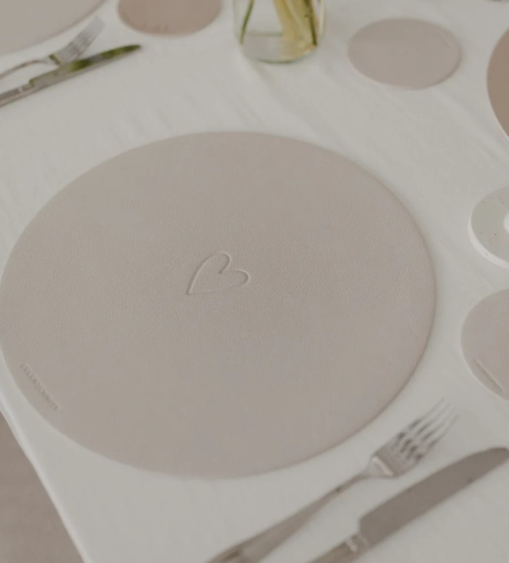 Das Bild stellt ein Wendbares Platzset Herz Creme dar. Das Platzset ist in Herzform und in der Farbe Creme gestaltet.