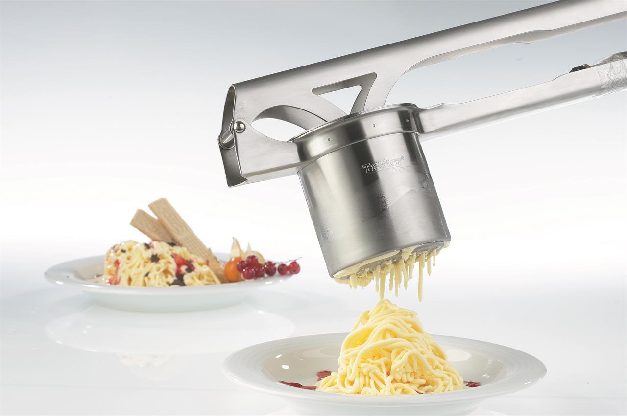 Die Kartoffel- und Spätzle-Presse Tri Star wird verwendet, um gleichmäßige Kartoffel- oder Spätzlefäden herzustellen. Auf dem Bild presst das Gerät frischen Teig direkt auf einen Teller.