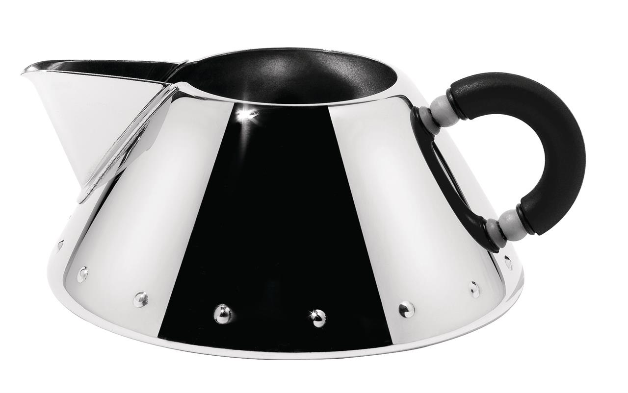 Auf dem Bild ist eine glänzende Rahmkanne mit schwarzem Griff zu sehen. Das Design ist modern und auffällig, mit silbernen und schwarzen Elementen.