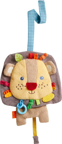 Auf dem Bild ist ein weiches Stoff-Löwenspielzeug mit bunten Bändern und Anhängern zu sehen. Es hat eine Schlaufe zum Aufhängen und ist für Babys oder Kleinkinder geeignet.