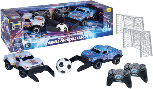 Auf dem Bild sieht man ein ferngesteuertes Fußballspiel-Set mit zwei Autos, einem Ball und zwei Toren. Außerdem sind zwei Fernbedienungen und die Verpackung des Sets zu sehen.