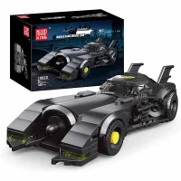 Das Bild zeigt das Produkt "Mould King® 10020 Bat", ein detailreiches Modellauto in Schwarz. Im Hintergrund ist die Verpackung mit einer Abbildung des Modells zu sehen.