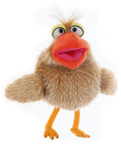 Das Bild zeigt einen flauschigen, braunen Vogel mit großen, orangen Schnabel und gelben Beinen. Der Vogel hat große, lustige Augen und sieht sehr verspielt aus.