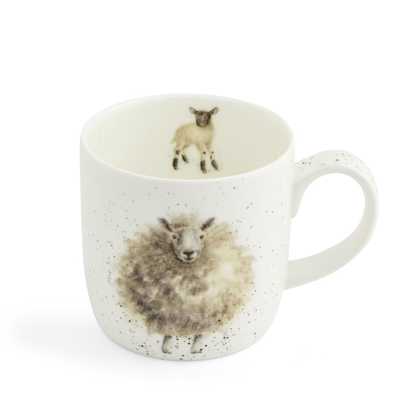 Die Tasse zeigt ein niedliches Schaf-Motiv auf der Außenseite. Im Inneren der Tasse ist zusätzlich ein kleines Lamm abgebildet.