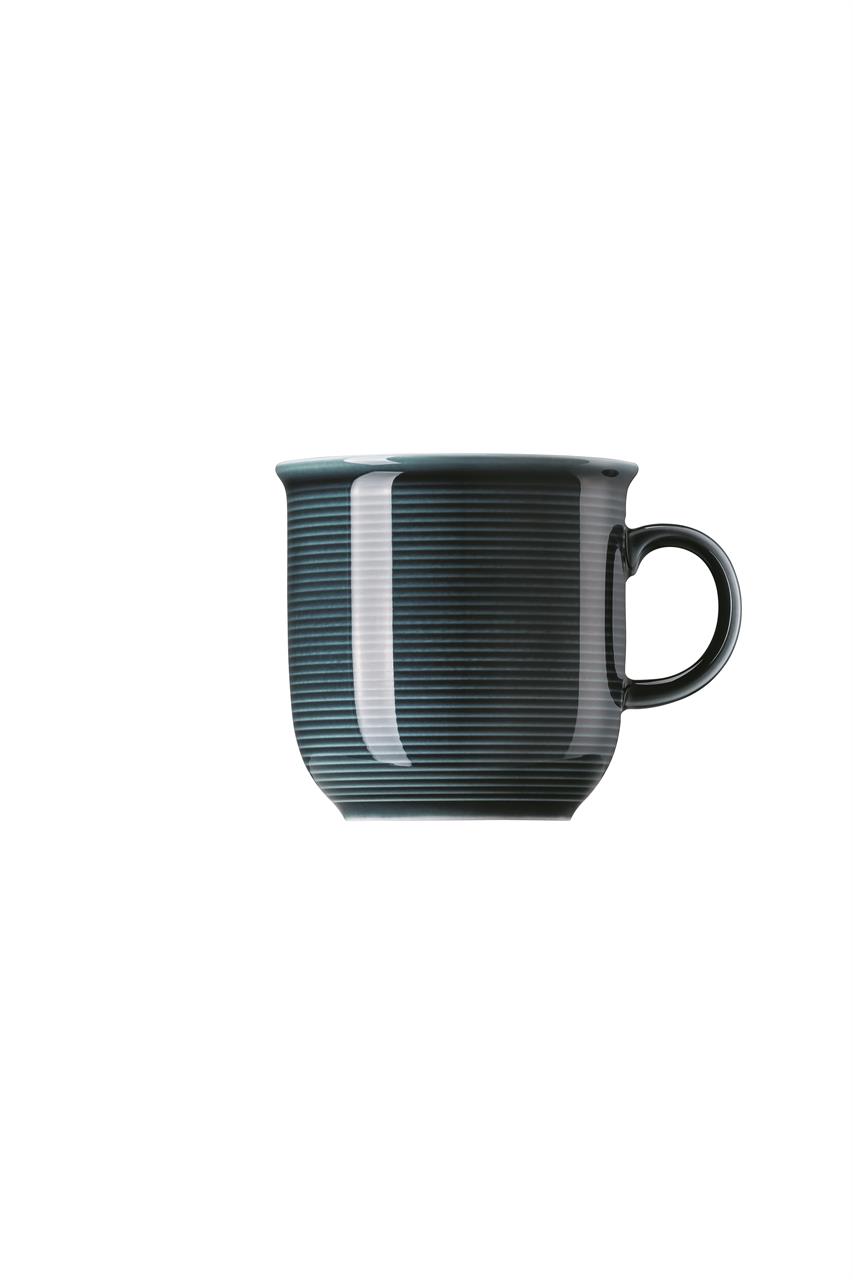 Auf dem Bild ist ein großer Becher mit Henkel in der Farbe "Night Blue" zu sehen. Der Becher hat ein Fassungsvermögen von 0,36 Litern und ein dezentes Streifenmuster.