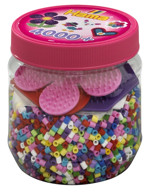Das Bild zeigt eine Dose mit bunten Hama-Bügelperlen und drei Steckplatten. Auf dem Deckel steht „4000+“ und die Dose ist hauptsächlich pink gestaltet.