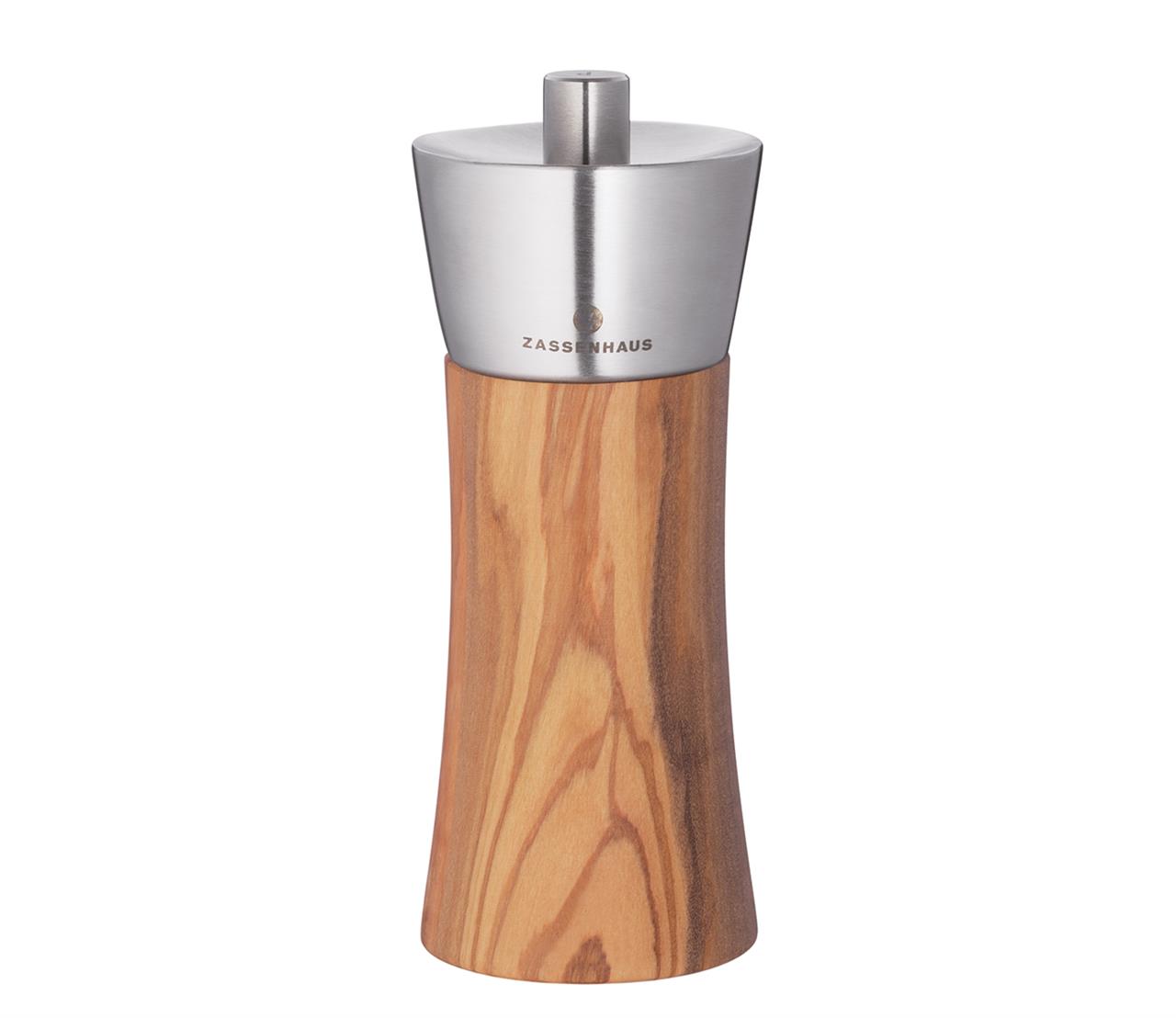 Die Abbildung zeigt eine Pfeffermühle aus Olivenholz mit einer Höhe von 14 cm. Der obere Teil besteht aus Edelstahl und trägt die Aufschrift "Zassenhaus".