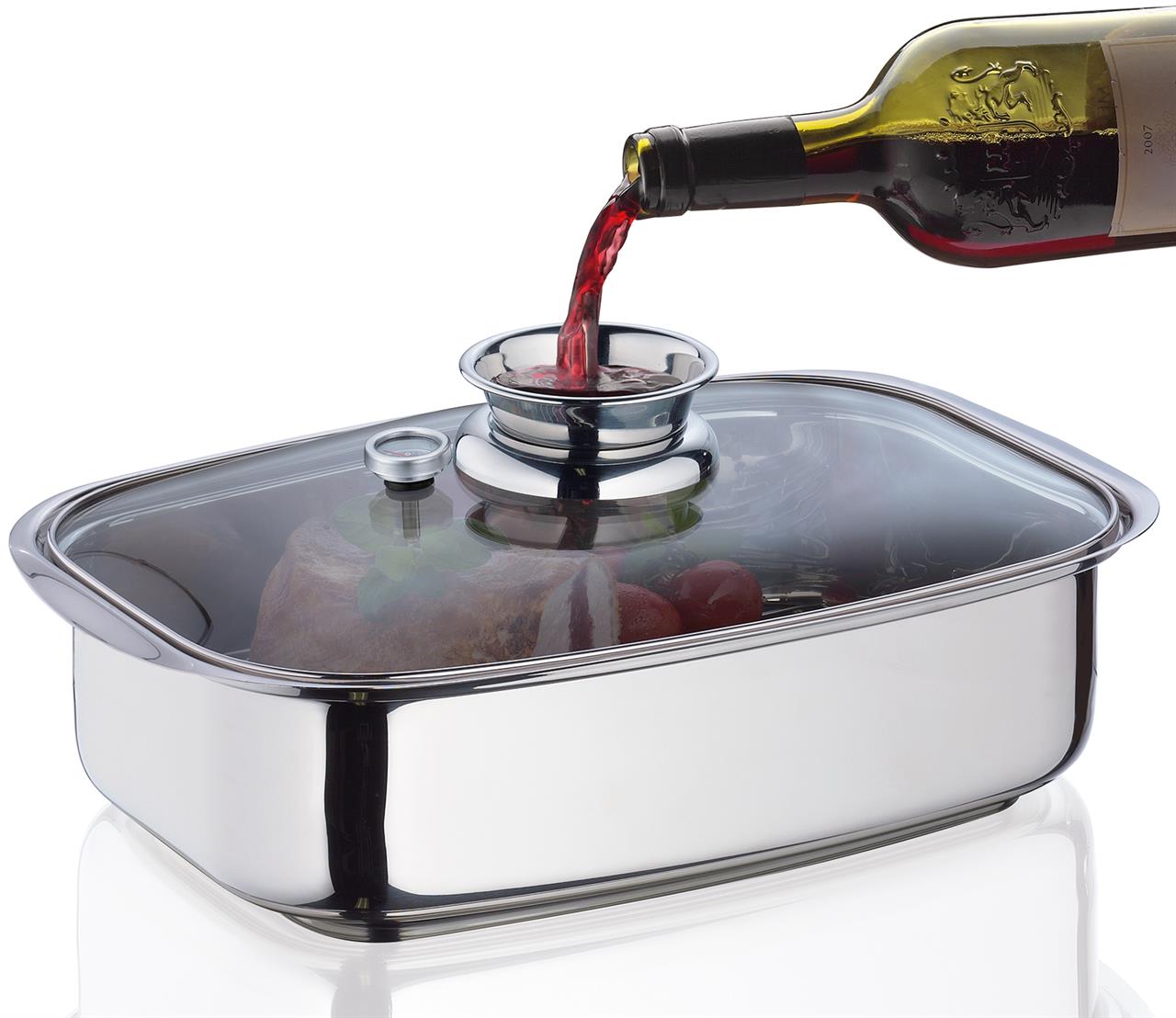 Der Aromabräter/Dampfgarer aus Edelstahl mit 36 cm Länge ist auf dem Bild zu sehen. Eine Flasche Wein wird durch die Öffnung im Glasdeckel in den Bräter gegossen.