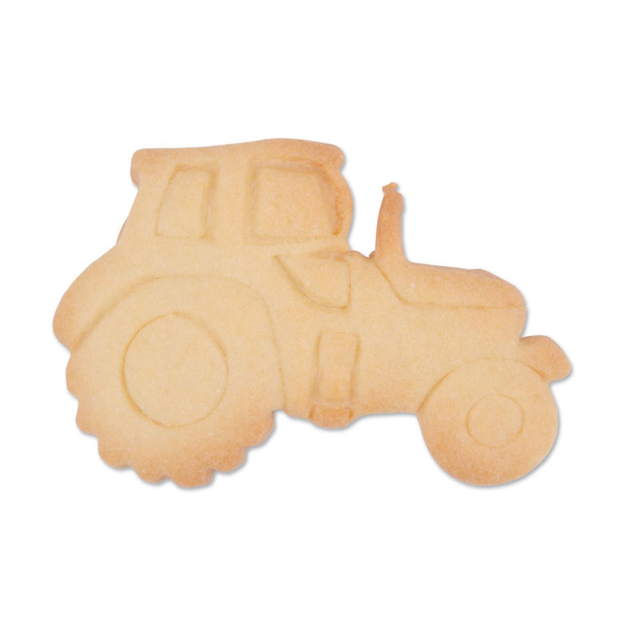 Das Bild zeigt einen Keks in Form eines Traktors. Der Keks wurde mit einem Ausstecher namens „Traktor 7,5cm“ gemacht.