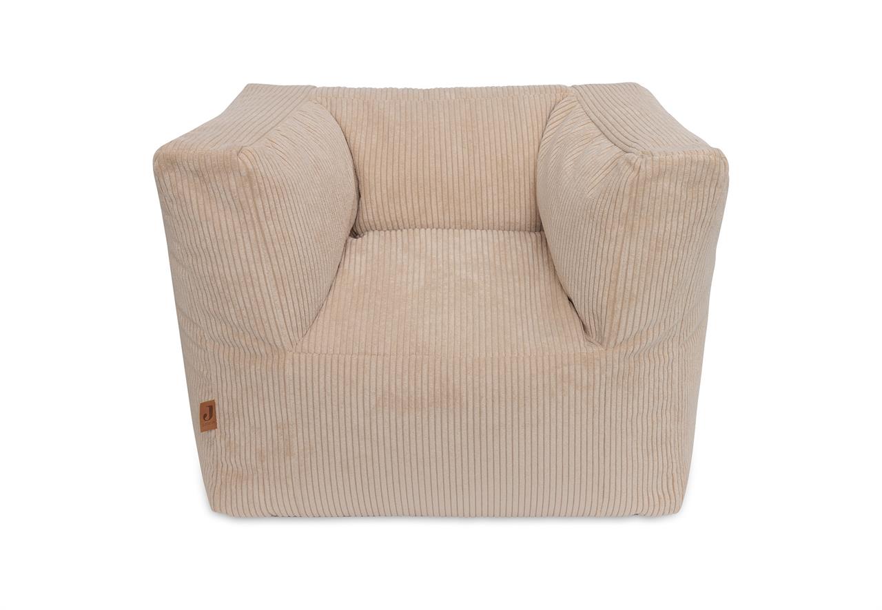 Der Kindersessel Corduroy - Natural ist ein bequemer Sessel aus weichem, beigem Cordstoff. Er hat eine eckige Form mit dicken Armlehnen und eignet sich perfekt für Kinderzimmer.