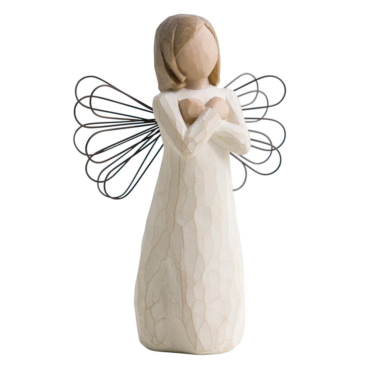 Die Abbildung zeigt eine Engelsfigur mit gefalteten Händen vor der Brust. Die Figur trägt ein langes, cremefarbenes Kleid und hat filigrane Flügel aus Draht.