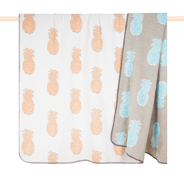 Abgebildet ist das Produkt PINEAPPLE orange, 150 x 200 cm. Es handelt sich um eine Decke in Orange mit Ananas-Muster.