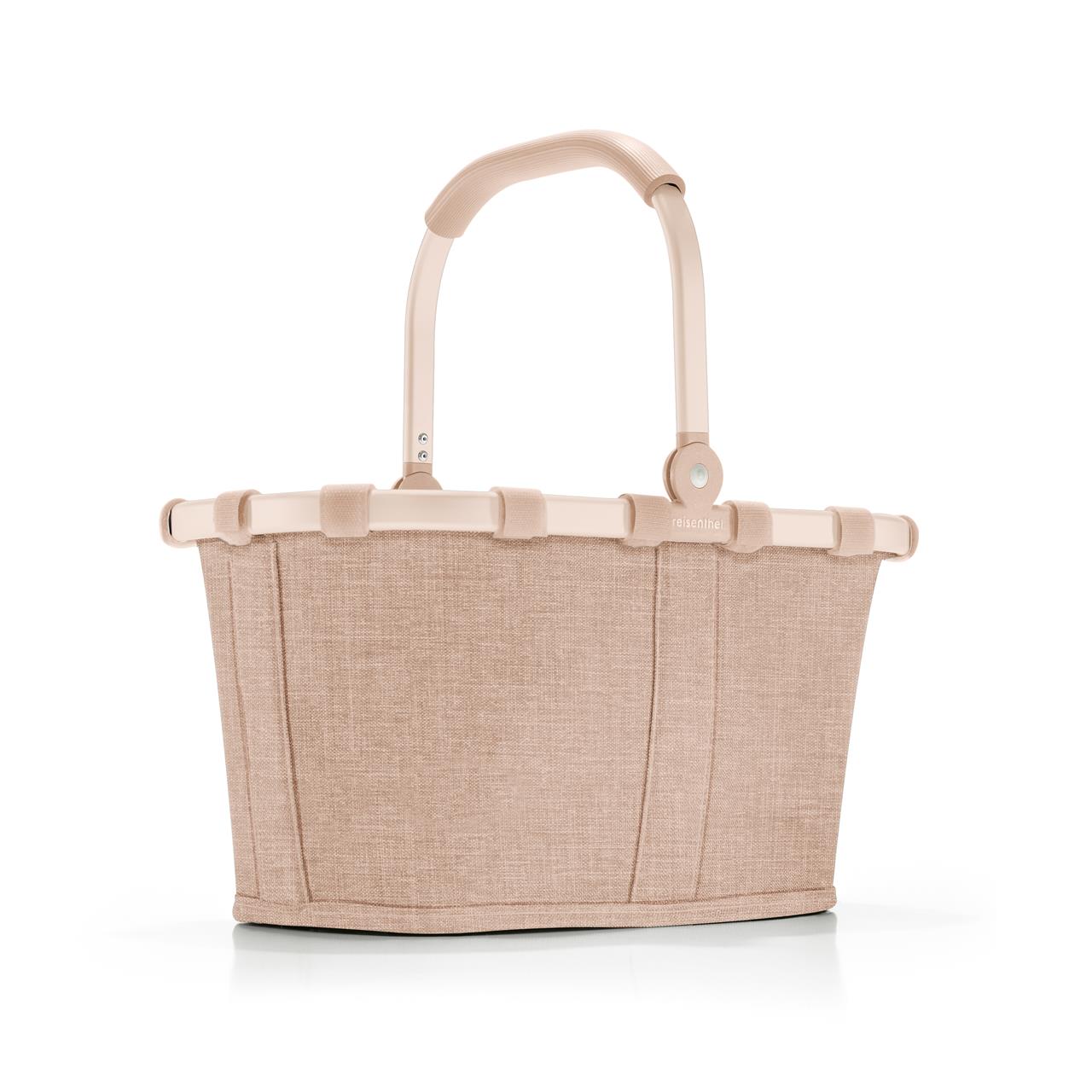 Der "Carrybag XS frame twist coffee Einkaufskorb klein" ist ein kompakter, moderner Einkaufskorb in einer hellbraunen Farbe. Er hat einen stabilen Griff und eignet sich perfekt für kleine Einkäufe.