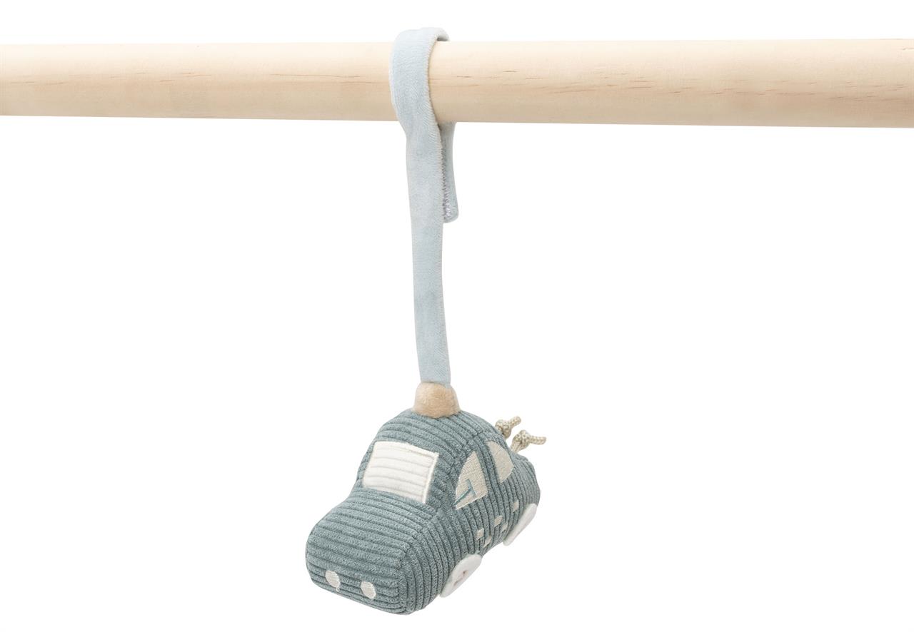 An dem Holzstab hängt ein weiches, blaues Auto-Spielzeug. Das Produkt heißt „Spieltrapez Baby Spielsachen On The Go“.