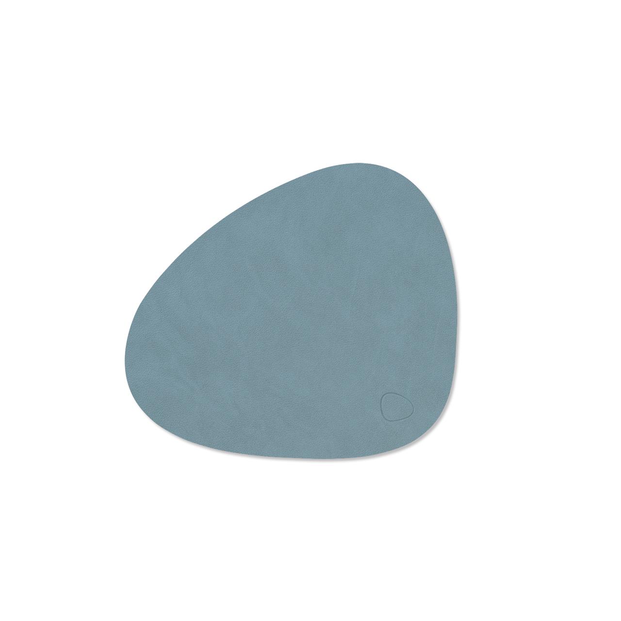 Das Bild zeigt einen tischuntersetzer in einer unregelmäßigen, organischen Form. Der Tischuntersatz ist hellblau und trägt den Namen "Curve 5 Nupo Light Blue".