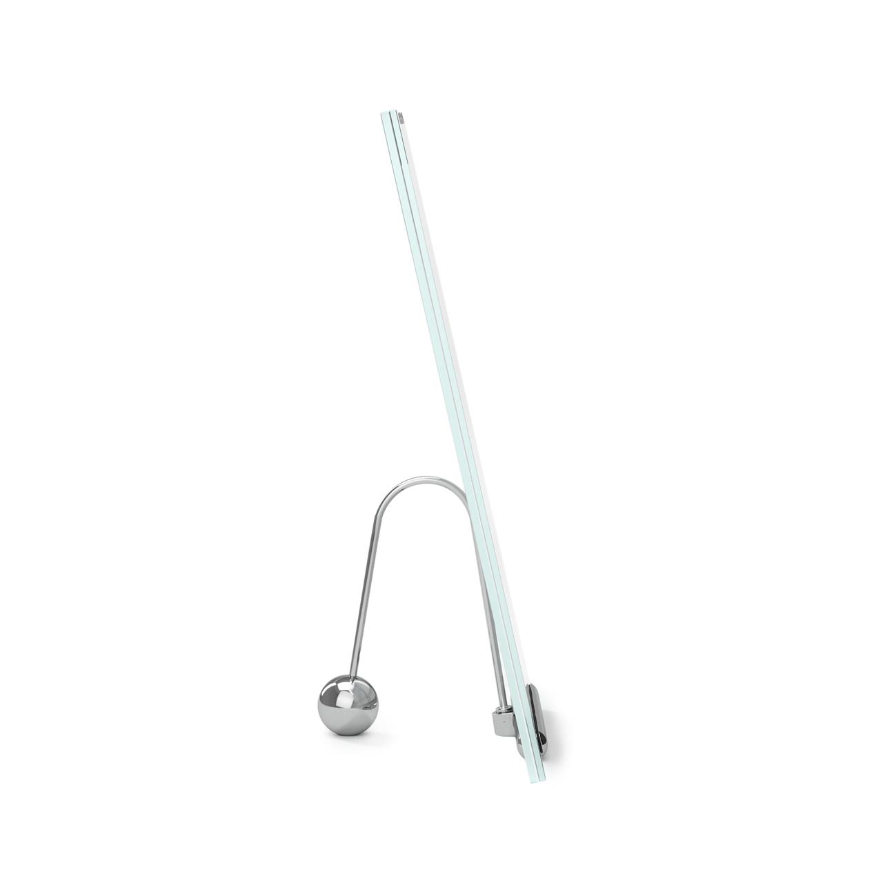 Der FLUTE Bilderrahmen 20x25 in Chrom ist auf diesem Bild von der Seite zu sehen. Er hat ein modernes, minimalistisches Design mit einem schlanken Metallständer und einer Glashalterung.