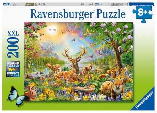 Auf dem Puzzlebild ist eine bunte Waldszene mit vielen Tieren wie Hirschen, Füchsen und Kaninchen zu sehen. Im Hintergrund leuchtet die Sonne über einer blühenden Frühlingslandschaft.