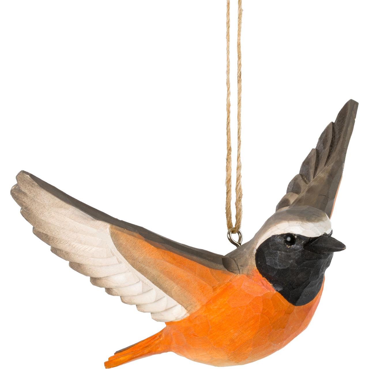 Auf dem Bild ist ein Holzvogel mit orangem Bauch und ausgebreiteten Flügeln zu sehen. Er hängt an einer Schnur und stellt den Gartenrotschwanz dar.