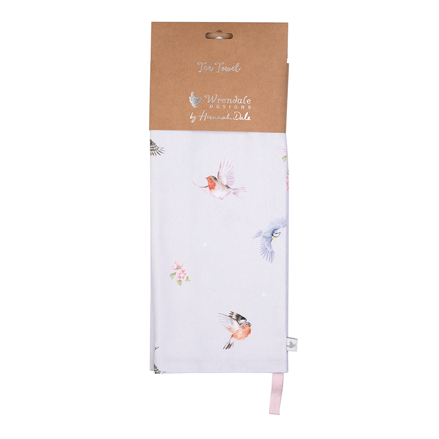 Das Bild zeigt ein Küchentuch mit bunten Vogelmotiven und kleinen Blumen darauf. Die Verpackung trägt den Aufdruck "Wrendale Designs by Hannah Dale".