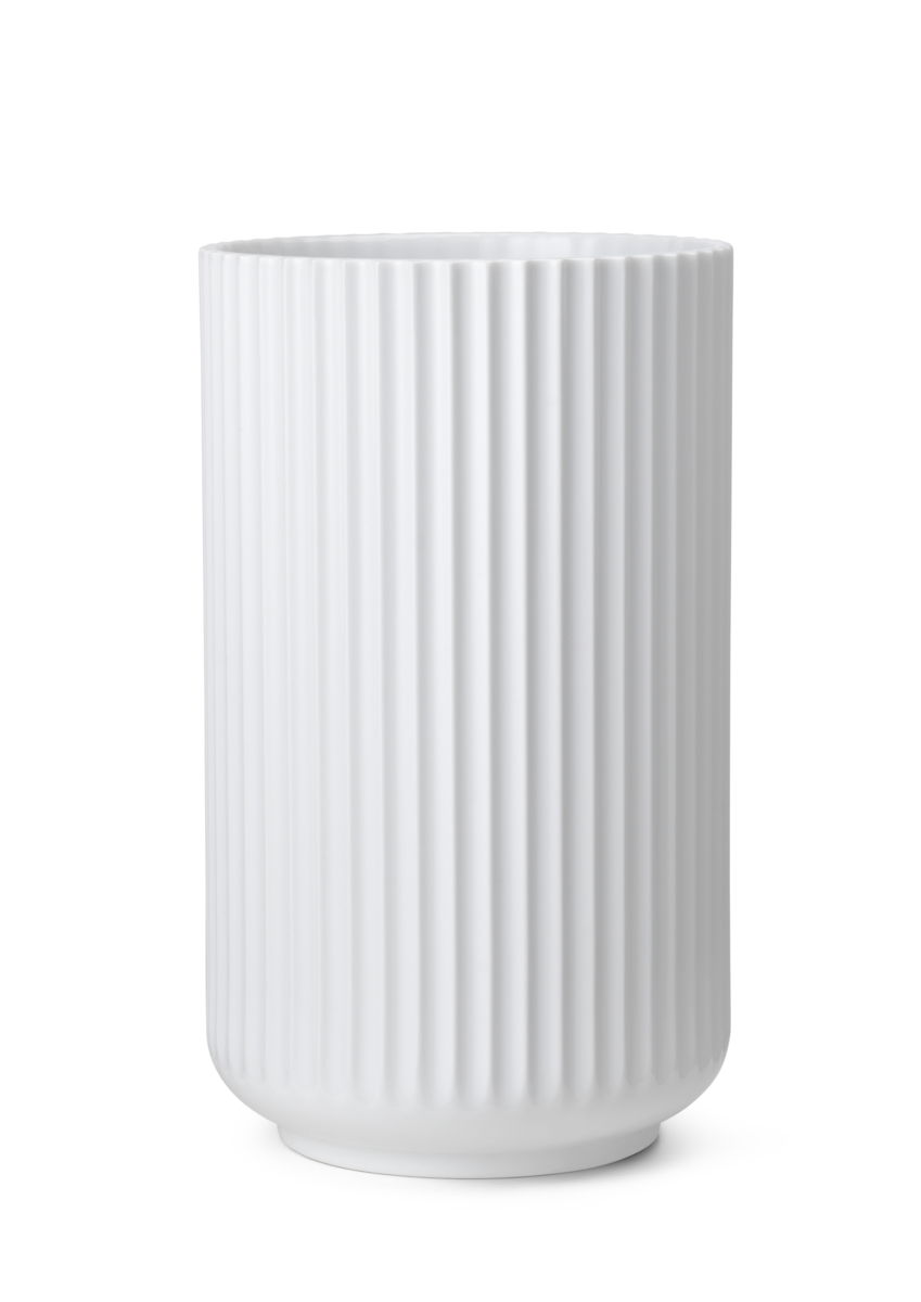 Die Abbildung zeigt eine weiße Lyngby Vase mit einer Höhe von 25 cm. Das Design ist zylindrisch mit vertikalen Rillen.