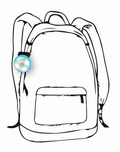 Auf dem Bild ist ein gezeichneter Rucksack zu sehen. An einem Träger ist ein rundes Gerät befestigt.