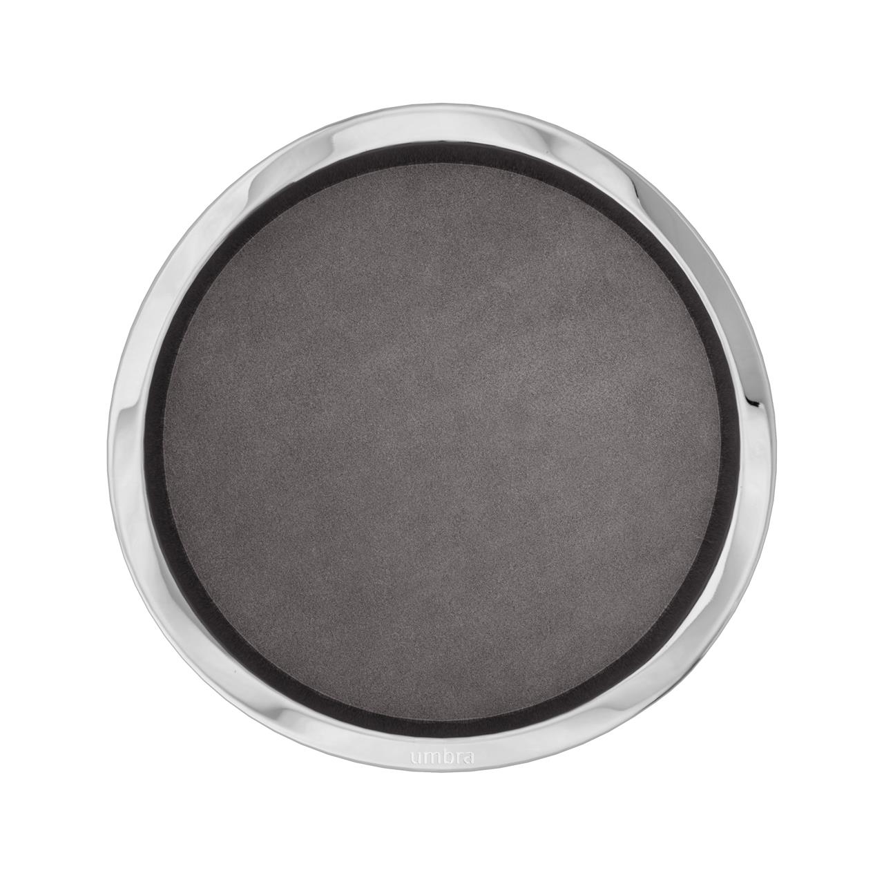 Das Bild zeigt einen runden Schmuck-Organizer mit einer glänzenden Chromfassung. Die Oberfläche im Inneren ist dunkel und wirkt samtig.