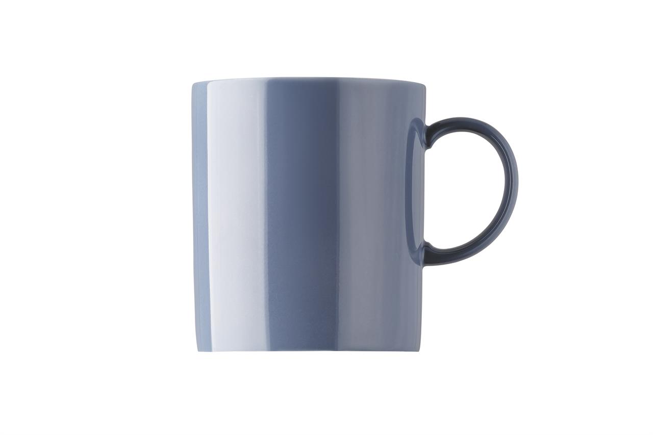 Auf dem Bild ist ein Becher mit Henkel in der Farbe Nordic Blue zu sehen. Der Becher hat ein Fassungsvermögen von 0,3 Litern und gehört zur Kollektion Sunny Day.